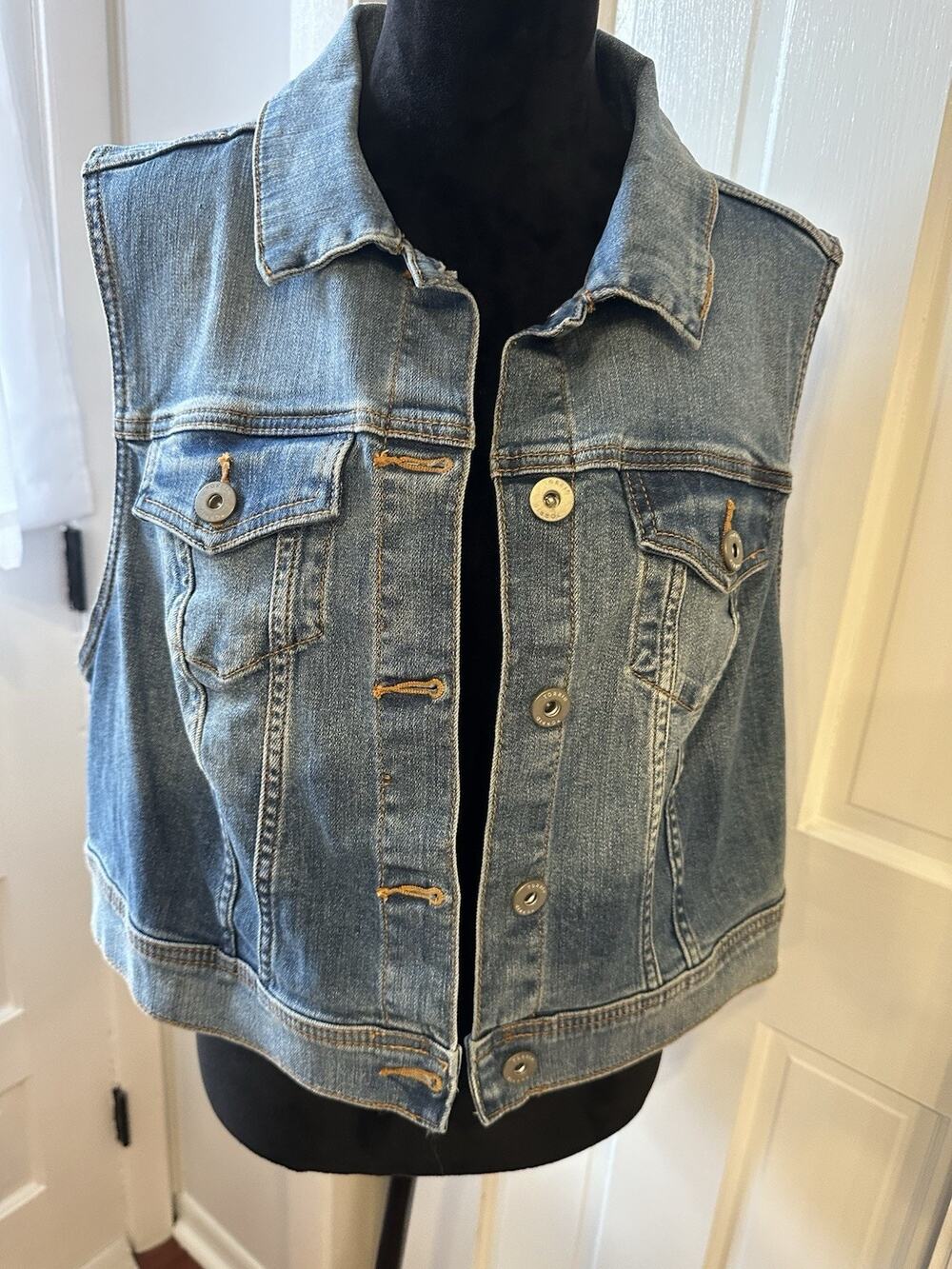 Torrid Jean Vest Button Front Cropped Plus Size 2X (18/20)Blue Denim Classic NEW